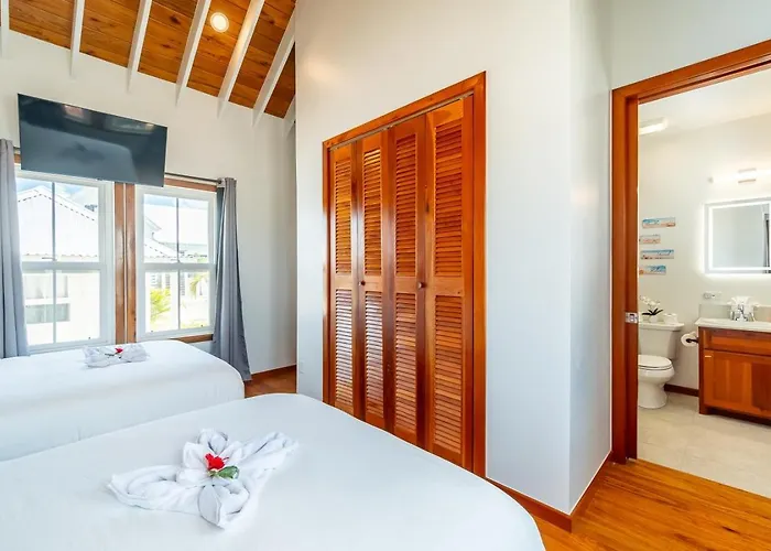 Sunset Summit Retreat And Mistico Club And Boat Shuttle Villa